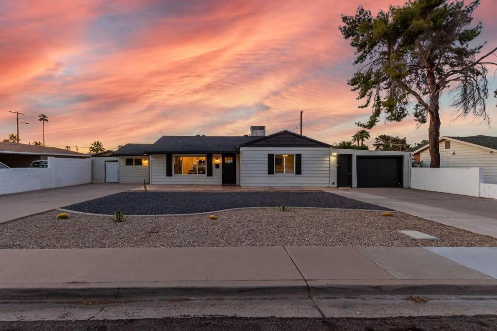 New Midtown Modern Studio With Backyard Phoenix Bagian luar foto
