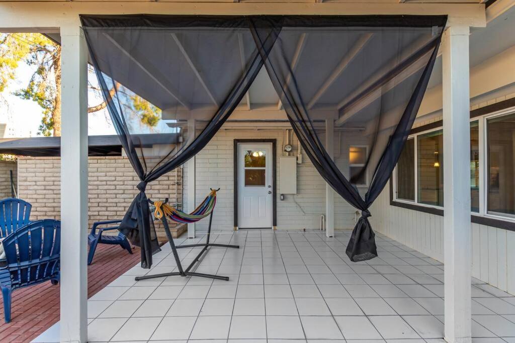 New Midtown Modern Studio With Backyard Phoenix Bagian luar foto