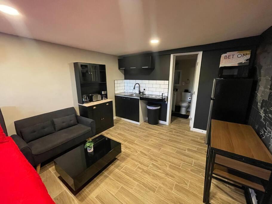 New Midtown Modern Studio With Backyard Phoenix Bagian luar foto