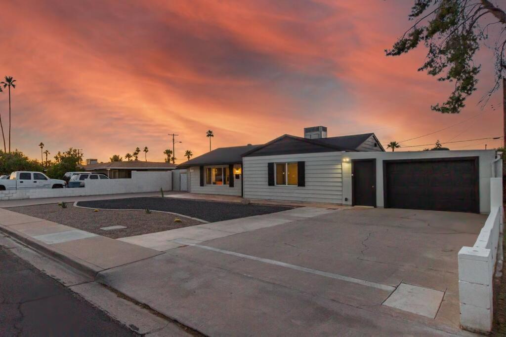 New Midtown Modern Studio With Backyard Phoenix Bagian luar foto